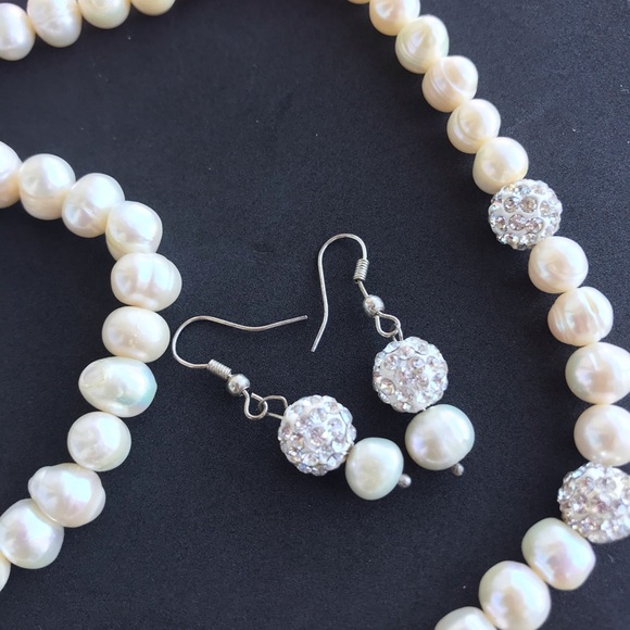 \\ 3 Piece Pearl and Rhinestone Jewelry Set - Picture 3 of 3